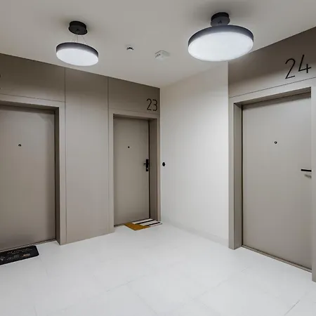 Nowoczesny Very Berry W Poznaniu Z Parkingiem I Biurkiem By Renters