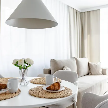 Nowoczesny Very Berry W Poznaniu Z Parkingiem I Biurkiem By Renters