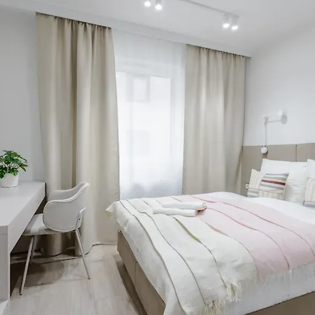 아파트 Nowoczesny Very Berry W Poznaniu Z Parkingiem I Biurkiem By Renters *