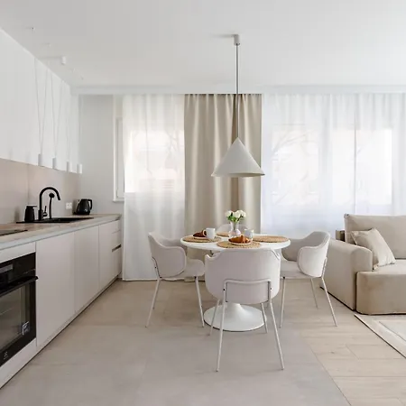 아파트 Nowoczesny Very Berry W Poznaniu Z Parkingiem I Biurkiem By Renters 포즈난