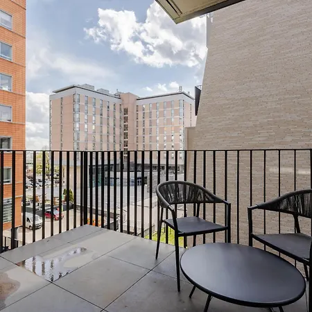 아파트 Nowoczesny Very Berry W Poznaniu Z Parkingiem I Biurkiem By Renters 포즈난