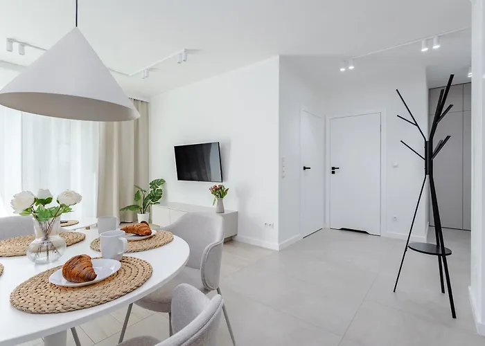 Nowoczesny Very Berry W Poznaniu Z Parkingiem I Biurkiem By Renters