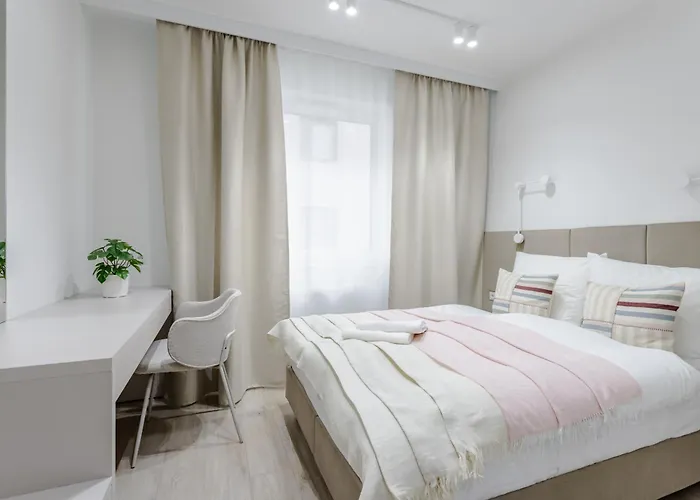 Apartament Nowoczesny Very Berry W Poznaniu Z Parkingiem I Biurkiem By Renters *
