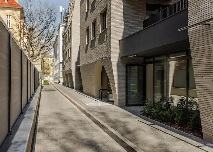 Nowoczesny Very Berry W Poznaniu Z Parkingiem I Biurkiem By Renters