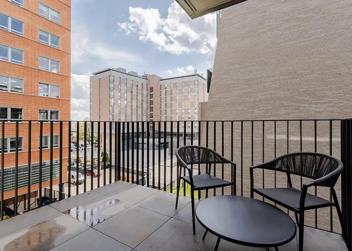 Apartament Nowoczesny Very Berry W Poznaniu Z Parkingiem I Biurkiem By Renters Poznań