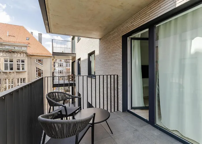 Nowoczesny Very Berry W Poznaniu Z Parkingiem I Biurkiem By Renters