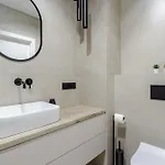 Apartment Nowoczesny Very Berry W Poznaniu Z Parkingiem I Biurkiem By Renters Poznan