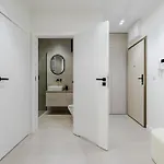 Apartment Nowoczesny Very Berry W Poznaniu Z Parkingiem I Biurkiem By Renters