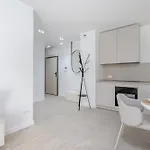 Apartment Nowoczesny Very Berry W Poznaniu Z Parkingiem I Biurkiem By Renters Poznan