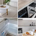 Apartment Nowoczesny Very Berry W Poznaniu Z Parkingiem I Biurkiem By Renters