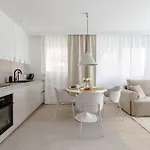 Apartment Nowoczesny Very Berry W Poznaniu Z Parkingiem I Biurkiem By Renters Poznan