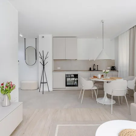 Apartment Nowoczesny Very Berry W Poznaniu Z Parkingiem I Biurkiem By Renters