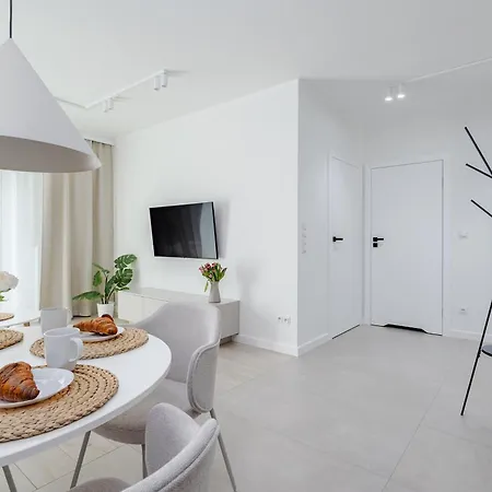 Nowoczesny Very Berry W Poznaniu Z Parkingiem I Biurkiem By Renters