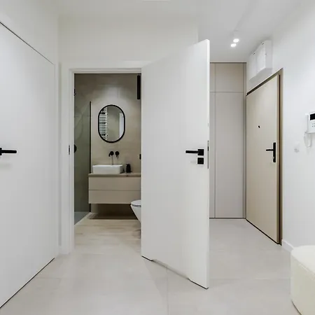 Apartment Nowoczesny Very Berry W Poznaniu Z Parkingiem I Biurkiem By Renters