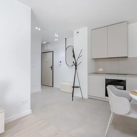 Apartment Nowoczesny Very Berry W Poznaniu Z Parkingiem I Biurkiem By Renters Poznan