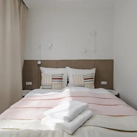 Apartment Nowoczesny Very Berry W Poznaniu Z Parkingiem I Biurkiem By Renters *