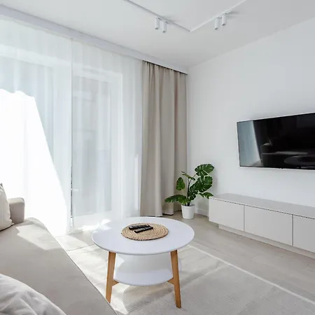 Nowoczesny Very Berry W Poznaniu Z Parkingiem I Biurkiem By Renters Познань