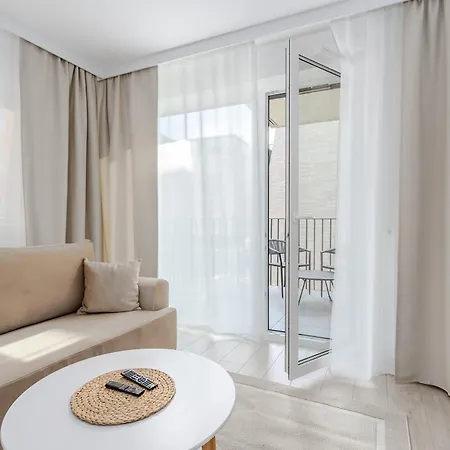 Apartment Nowoczesny Very Berry W Poznaniu Z Parkingiem I Biurkiem By Renters *
