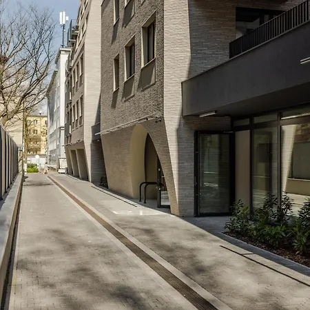 Nowoczesny Very Berry W Poznaniu Z Parkingiem I Biurkiem By Renters