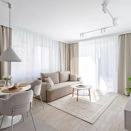 Apartment Nowoczesny Very Berry W Poznaniu Z Parkingiem I Biurkiem By Renters