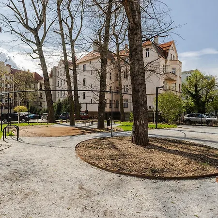 Apartment Nowoczesny Very Berry W Poznaniu Z Parkingiem I Biurkiem By Renters Poznan