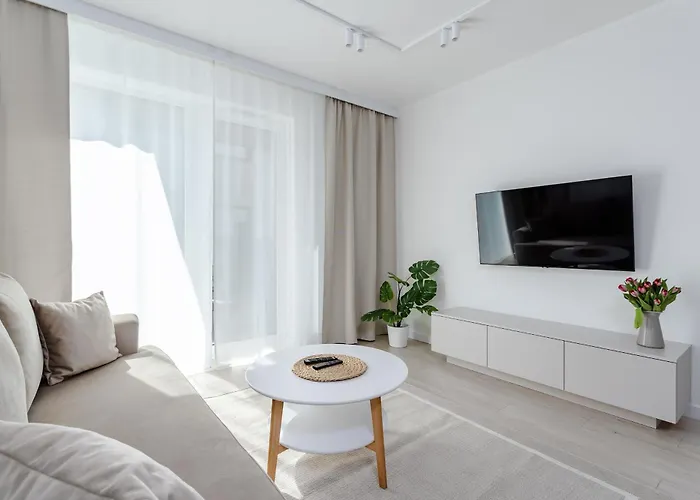 Nowoczesny Very Berry W Poznaniu Z Parkingiem I Biurkiem By Renters פוזנן