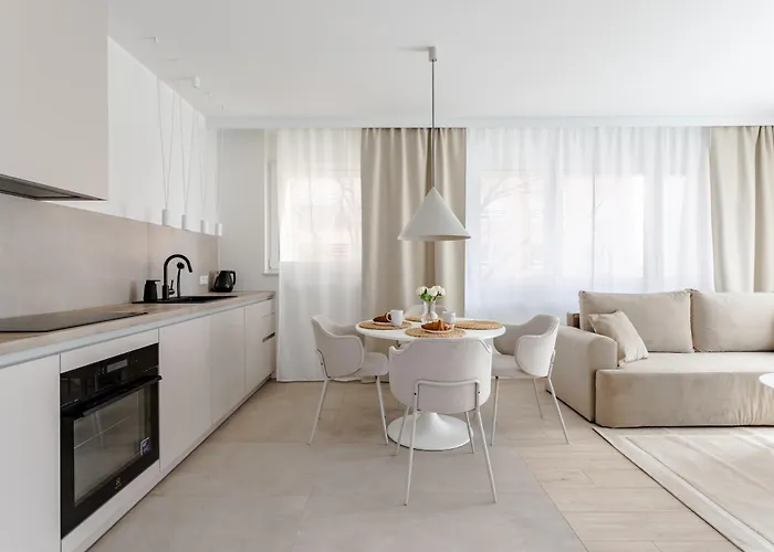 דירה Nowoczesny Very Berry W Poznaniu Z Parkingiem I Biurkiem By Renters פוזנן