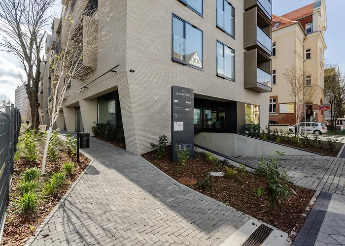 Nowoczesny Very Berry W Poznaniu Z Parkingiem I Biurkiem By Renters פוזנן